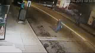 【衝撃映像】アメリカのコンビニで強盗と店員が刀で格闘ｗ