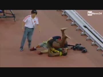 ボルト、カメラマンのセグウェイとぶつかり転倒