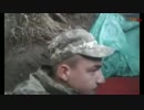 【ウクライナ】男性兵士が撮影中に砲撃を受けるが耐える【危機一髪】