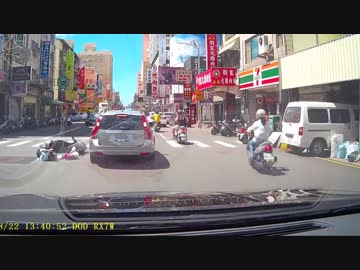 幼児を乗せたまま飛び出したバカ母親バイクの末路をご覧ください