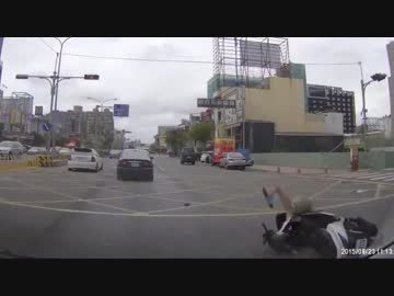 目の前で盛大に転げるバイク奴ｗｗｗ(自分から車に突っ込んでます)