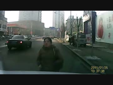 気持ち悪い当たり屋のババアの下手すぎる演技をご覧ください。