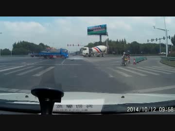 トラックがバンをグッシャァァァァァァと吹き飛ばす瞬間・・・・