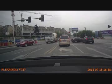 DQNプリウスに特攻するフォルクスワーゲンさんｗｗｗ