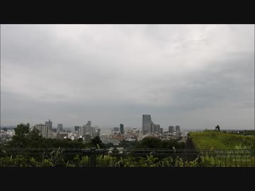 仙台城の本丸広場、青葉山から見た仙台駅、曇り空の仙台市街地