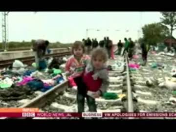 押し寄せる難民達はドアをノックするのではなくドアを叩き壊しているw