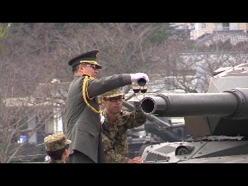 10式戦車　主砲制御機能披露　ワインをこぼさないぞ！