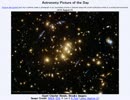 2015年 8月23日 ｢巨大銀河団によって歪み、崩れた像｣-APOD