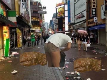 ハロウィンの翌日に汚れた街を掃除する先輩