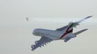 エミレーツ航空A380と人間が編隊飛行！？「Emirates: #HelloJetman」