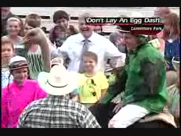 レースでヒーローインタビューに応じるサバンナの王者ダチョウさん