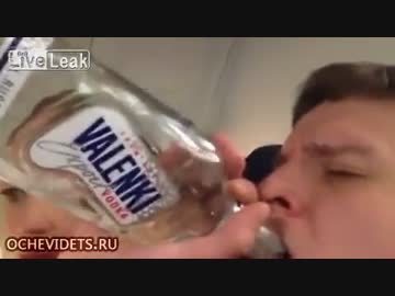 緊急着陸することになった飛行機でのロシア人の言動がカオスすぎる