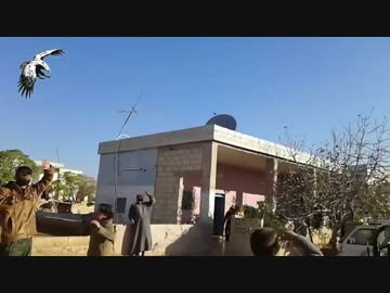 【シリア】露空軍爆撃機より投下された巡航ミサイルが頭上を通り過ぎる