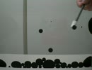 ふわふわ中に浮かぶ黒い液体を棒で操る