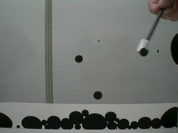 ふわふわ中に浮かぶ黒い液体を棒で操る