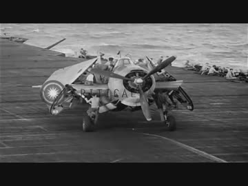 機銃手の死体が乗った雷撃機を空母の甲板から水葬