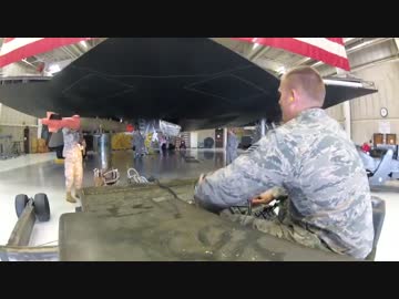 B-2ステルス爆撃機に爆弾を搭載する