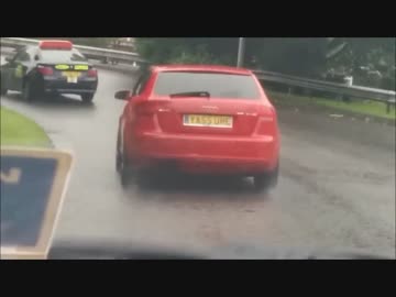 前方を走行する車。リアワイパーの動きが反抗的ｗ