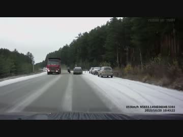 あぶねぇなっ!!トラックのタイヤが２つ転がって来た!!!