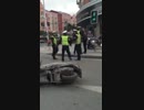 キレてバイクを倒す中国の警官