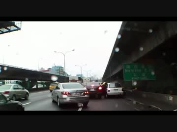 DQNがスリ抜けに失敗で事故る。ドライブレコーダー