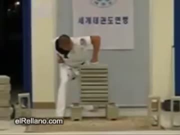 【空手】10枚瓦割り　会心の一撃　