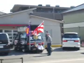 右翼に突撃するもあっさり敗走する集団ストーカーおじさん