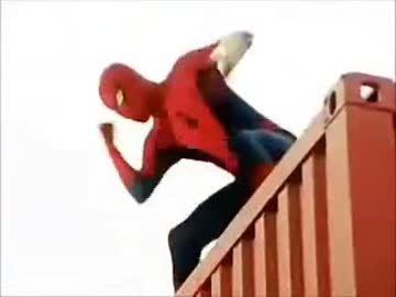 大切な心を守るために奮闘する男