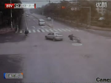 【中国怖すぎ】信号無視の暴走車３人連続吹き飛ばし、そのまま走り去る