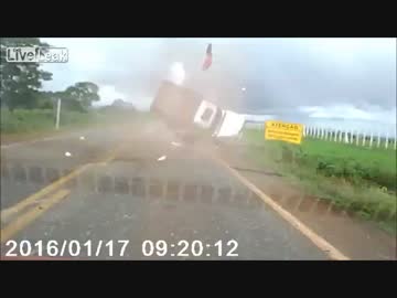 車が事故って運転手飛び出る