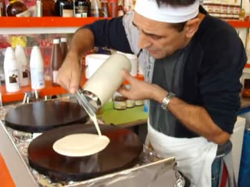 スペインのクレープを作るオッサンが気になって仕方がない件（歌う編）