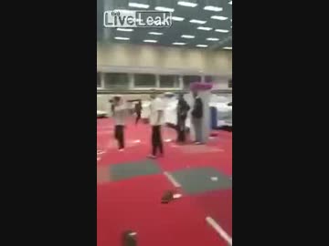 [独] 難民避難所(元はジム)で、アフリカ人難民の乱闘 3.5