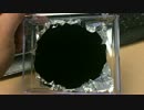 光の99.96%を吸収するという最も黒い物質を塗料にするとこうなる。