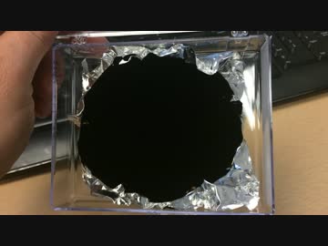 光の99.96%を吸収するという最も黒い物質を塗料にするとこうなる。