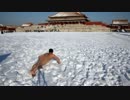中国政府へ抵抗するため、全裸腕立てをする男！