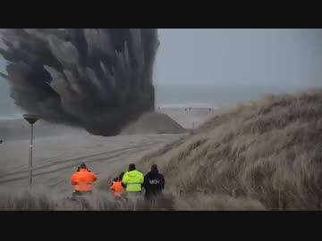 第2次大戦の機雷をビーチで爆発させる