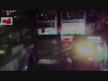 【中国イリュージョン】 自ら埋まりに行くバスをとらえた映像！！