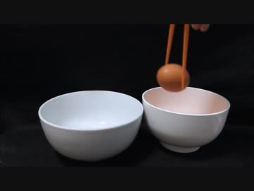 ３種類の箸で殻付き生卵をつかむ