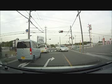 DQNプリウスが交差点信号無視して突っ込んでくる瞬間【プリウスの日常】