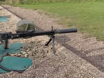 サプレッサーを付けたMG42