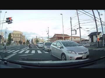 交差点真ん中に陣取るプリウスさんのせいで右折できないのですが・・・