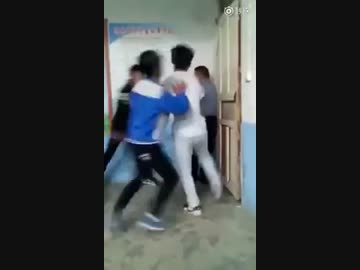 【中国】暴力教師 V.S. 生徒十数名