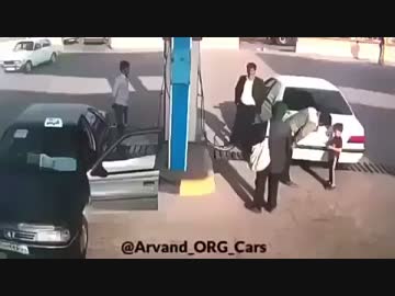 【衝撃映像】平穏なガソリンスタンドに事件が...