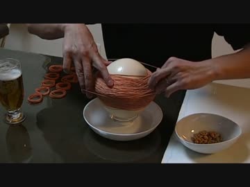 【こぢゃ】輪ゴムの力でダチョウの卵を割る！