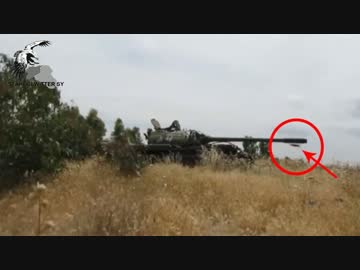 【シリア】ISの発射した砲弾が戦車に跳弾する瞬間【避弾経始】