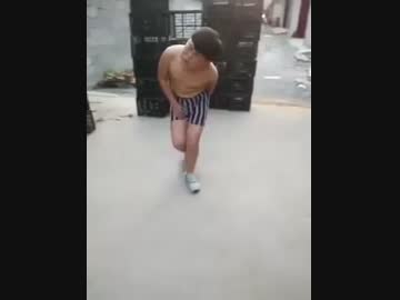 中国の爆竹が股間に直撃した少年