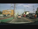 軽トラがひっくり返って牛乳瓶が散乱しとる？！
