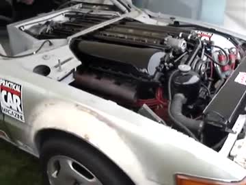 戦車のエンジン(V12)を搭載した乗用車