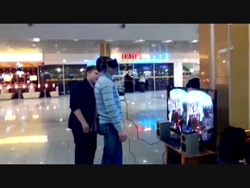 「VRを初体験した男性のリアクション」