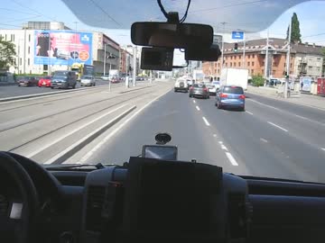 【公道】物凄い速さで現場へ急行するハンガリーの救急車【最速】